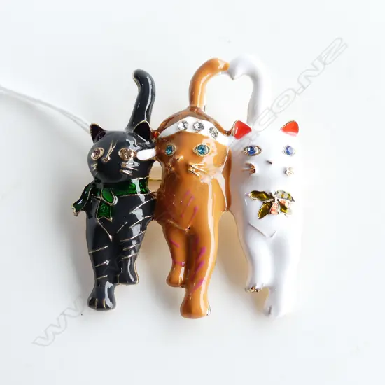 TRIO OF CHRISTMAS CATS ENAMEL & GLASS BROOCH