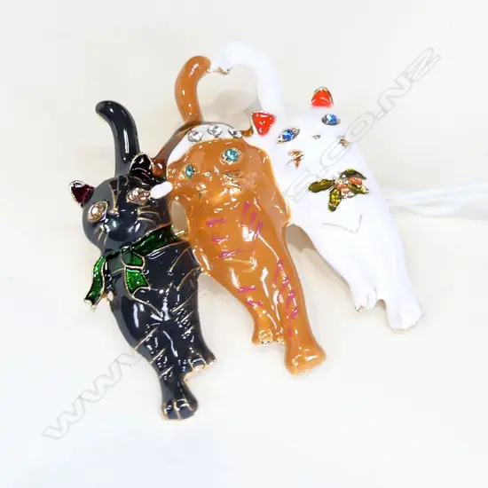  ENAMEL & GLASS TRIO OF CHRISTMAS CATS BROOCH