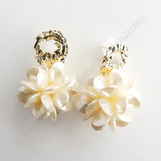 LG MOTHER OF PEARL BALL FLOWER CLUSTER DROP EARRINGS 