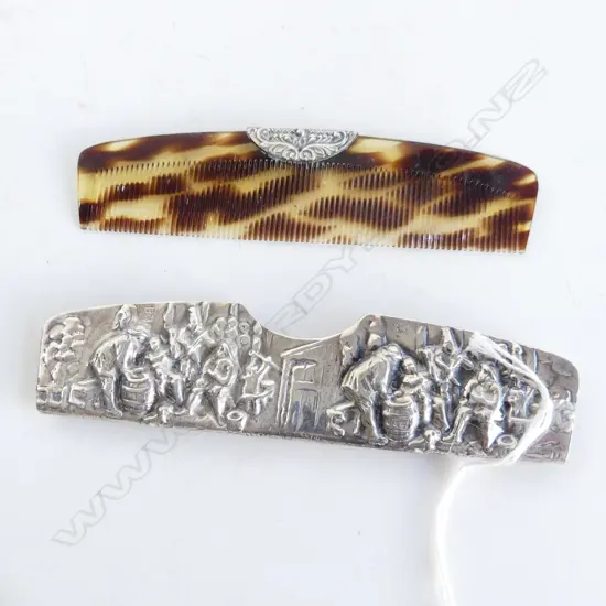 ORNATELY EMBOSSED STG SILVER COMB CASE WITH COMB, L 125mm