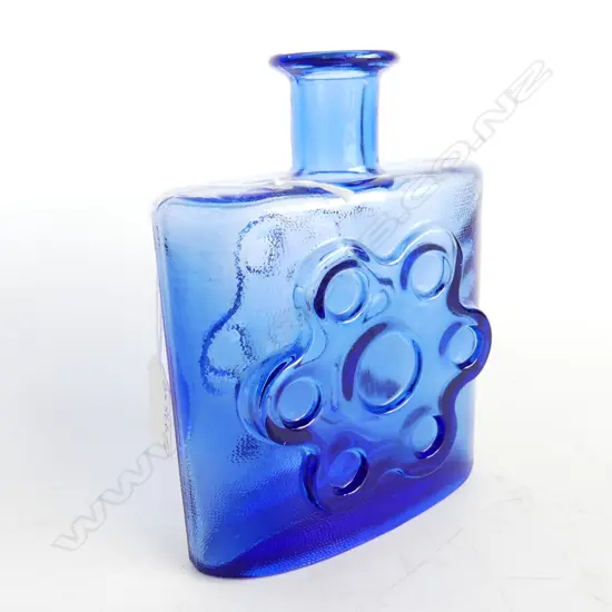 BLUE GLASS BOTTLE BY ERKKITAPIO SIIROINEN FOR RIIHIMENLASI, FINLAND, H. 170mm