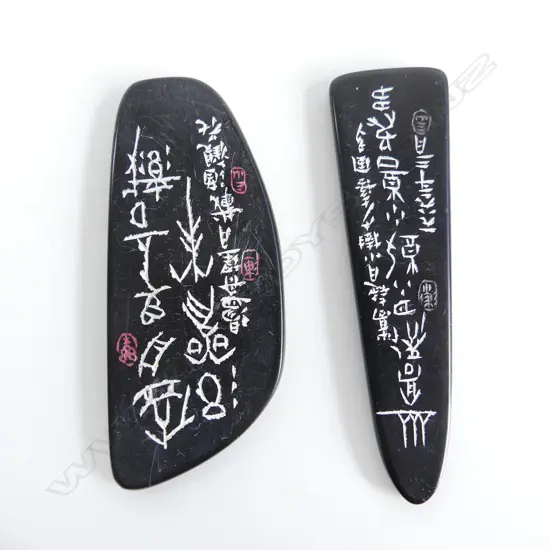 2 FLAT SOAPSTONES w. ENGRAVED CALLIGRAPHY L. 105, 95mm