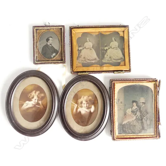 3 ANTIQUE DAGUERREOTYPES 120x95mm + CUPID PRINT IN DOUBLE OVAL FRAME