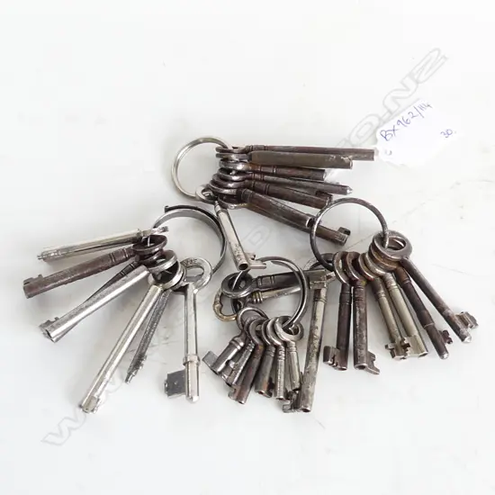 30 VINTAGE KEYS