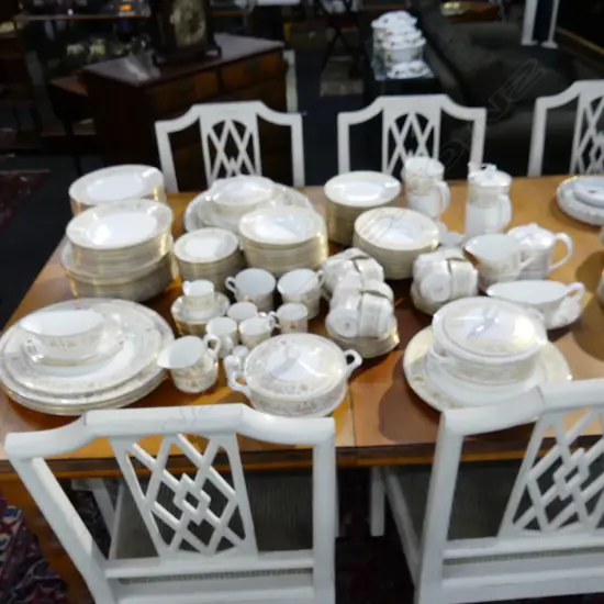 EXTENSIVE ROYAL WORCESTER 'HYDE PARK' DINNER SERVICE...