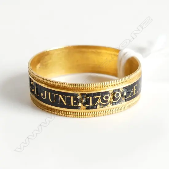 18CT GEORGIAN GOLD MOURNING RING, 2gm (some wear to enamel)