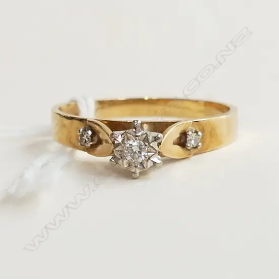 9CT DIAMOND SOLIATIRE RING illusion set. 2gms