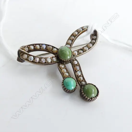 STYLISH EDW.  9CT GOLD & TURQUOISE BOW BROOCH 3.38gms