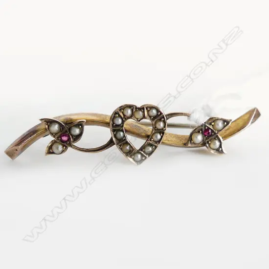 EDW 9CT GOLD & SEED PEARL BROOCH heart center