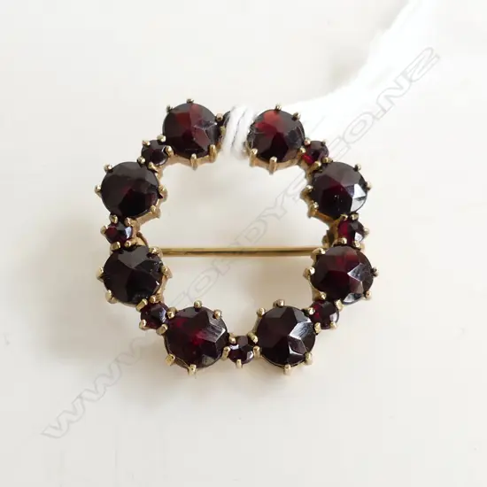 VINTAGE 333 8CT GOLD & GARNET CIRCLE BROOCH 4.8gms