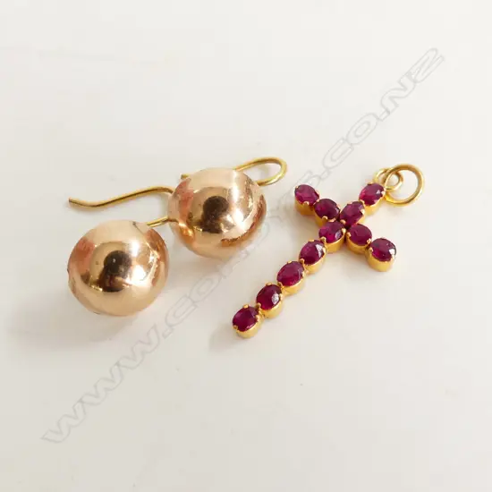 PR 9CT GOLD DISC EARRINGS 1.28gm + 18CT & RUBY SMALL CROSS .88gm