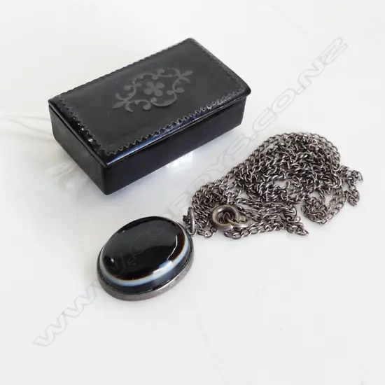 VICTORIAN PAPERMACHE SNUFF BOX & SILVER BANDED AGATE PENDANT