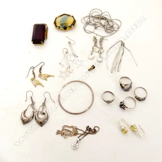 asst SILVER & COSTUME JEWELLERY: RINGS. NECKLACES. EARRINGS. BROOCHES ETC