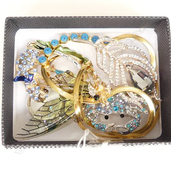 6 PCES COSTUME FASHION JEWELLERY; 4 BROOCHES, NECKLACE, RING