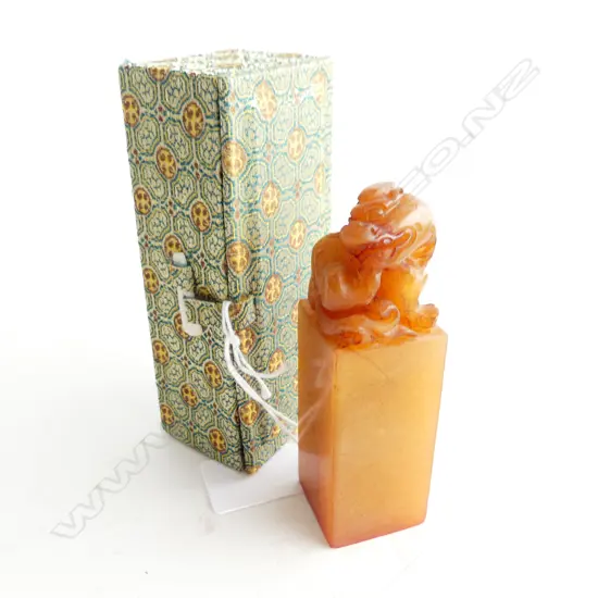 CHINESE AGATE ? SEAL SHISHI CARVED TOP in box
