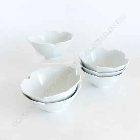 SIX JAPANESE WHITE PORCELAIN LOTUS BOWLS Dia.150mm
