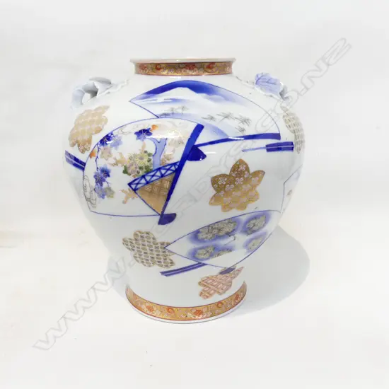 LARGE BL/WH JAPANESE JAR DECORATED WITH MONS & FAN DETAIL. 250X270mm
