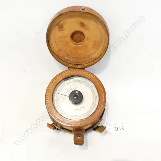 VINTAGE ALTIMETER IN LEATHER CASE DIA100MM 