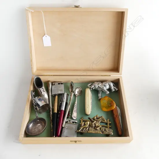 SMALL WOODEN BOX W290MM & CONTENTS VINTAGE COLLECTABLES