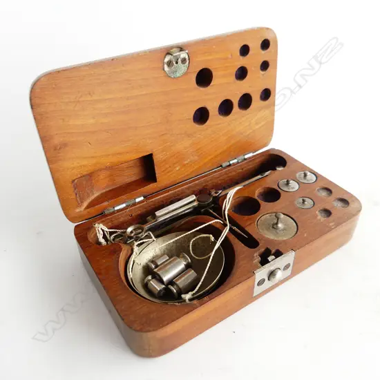 SMALL CASED GOLD SCALES & WEIGHTS L130MM