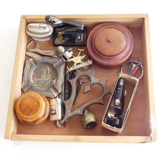 WOOD TRAY WITH 20 VINTAGE COLLECTABLES