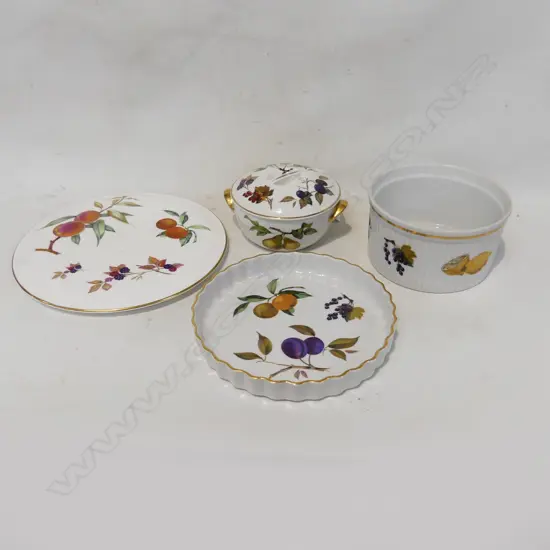 4 PCES ROYAL WORCESTER EVESHAM; PLATE 280mm dia