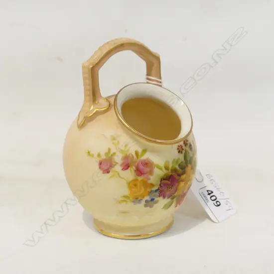 R/WORCESTER SMALL VASE overhead handle coloured florals on peach ground H.100mm