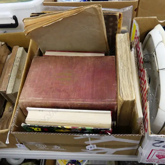 COLLECTION OF 11 CHILDREN'S COMICS & ANNUALS, 1 BOOK SIGNED 'EDMUND HILLARY III D', & BOOK 'THE ART OF MAGIC'