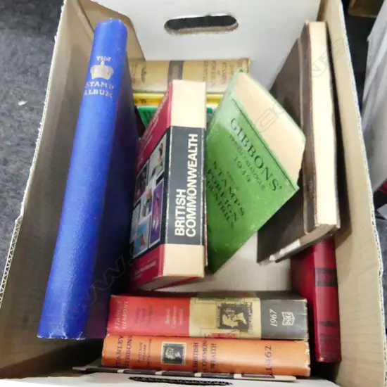 BOX LOT 2 STAMP ALBUMS (EARLY NZ HEALTH, WORLD ETC) / STANLEY GIBBONS BOOKS ETC