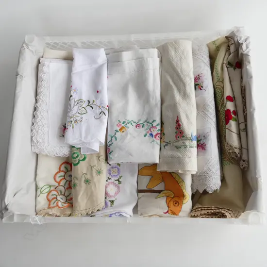 TRAY OF VINTAGE LINEN 4 TABLE CLOTHES LARGEST 880MM 6 SERVIETTES & 10 EMBROIDERED PCS