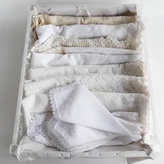 TRAY OF VINTAGE LINEN 7 TABLE CLOTHS LARGEST 1M20MM 8 LINEN NAPKINS & PLACE MAT