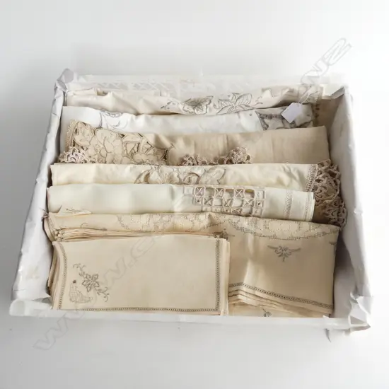 TRAY OF VINTAGE LINEN 6 TABLE CLOTHES LARGEST 1M 800MM WITH 12 MATCHING NAPKINS