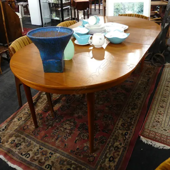 RETRO / MID CENTURY MODERN DANISH DINING TABLE w. 2 LEAVES