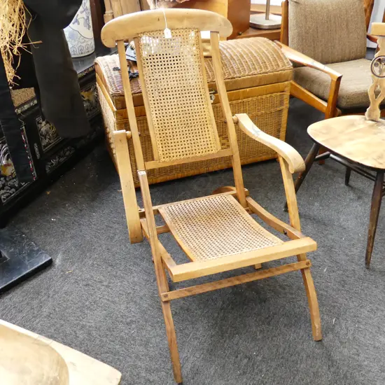 VINTAGE FOLDING STEAMER CHAIR