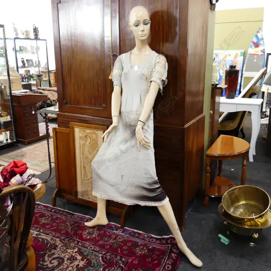 LADY MANNEQUIN