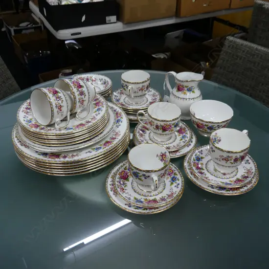 PART DINNERSET/TEASET IN MALVERN PATTERN BY ROYAL GRAFTON. 6C/SP DINNER AND SIDE PLATES.