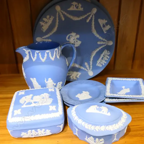BOX LOT WEDGWOOD BL/WH BASE RELIEF CHINA. INCLUDES TWO PLATES A JUG AND JEWELLERY BOX.