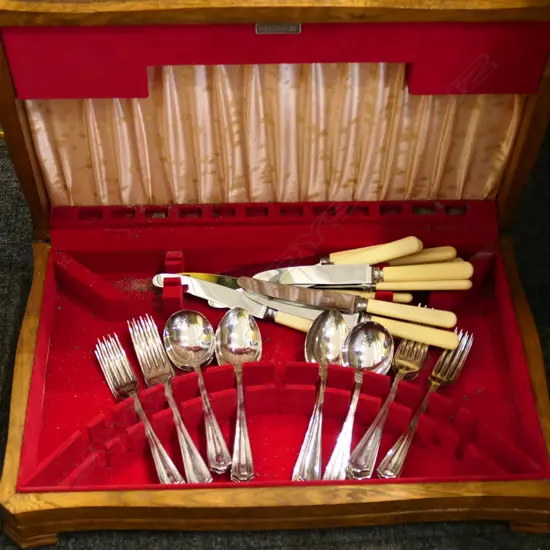 OAK BOXED 12 PLACE SETTING CUTLERY SET. 