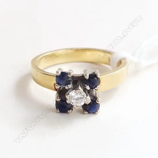 18CT YELLOW GOLD SAPPHIRE & DIAMOND CLUSTER RING 4.56gms