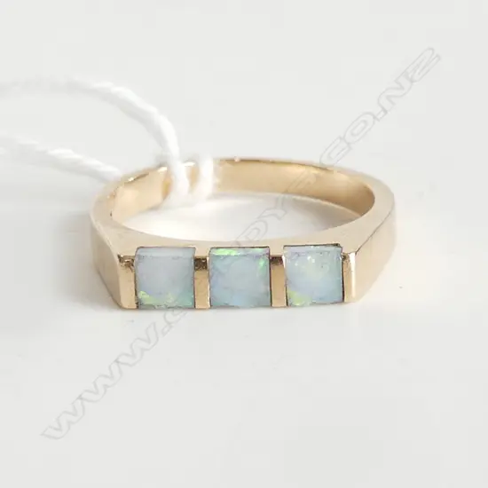 9ct GOLD RING w 3 OPALS, W.2.73gm opals with chips