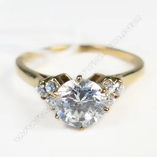 9CT YELLOW GOLD & SYNTHETIC DIAMOND RING 2.56gms