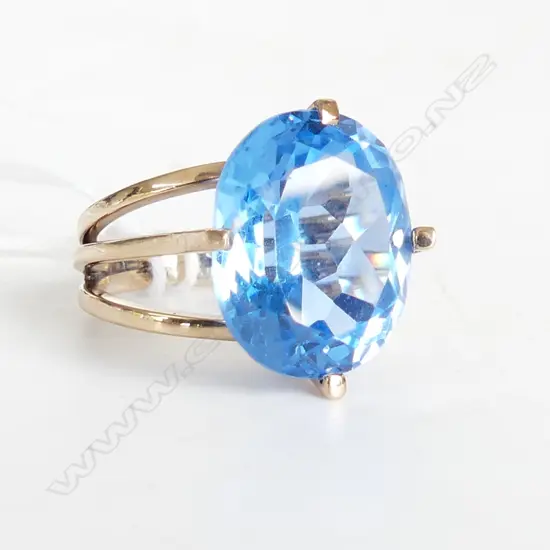 14ct GOLD & SYNTH BLUE TOPAZ SET RING. 8.3gm, SIZE M