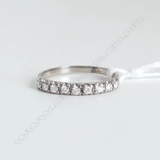 18ct DIAMOND SET ETERNITY RING, 2.5gm, D.0.25ct, size P