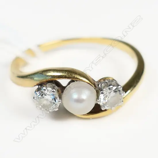 18CT GOLD 2 DIAMOND & PEARL RING 2.87gms
