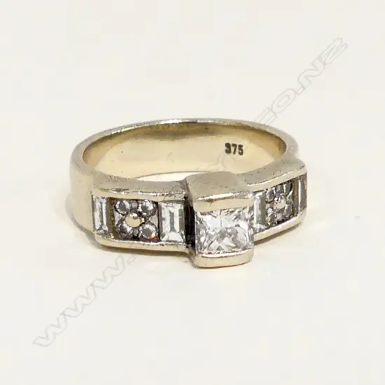9CT WHITE GOLD & DIAMOND RING center princess cut 4.5mm (0.36 to 0.50ct) w other diamonds 6.42gms