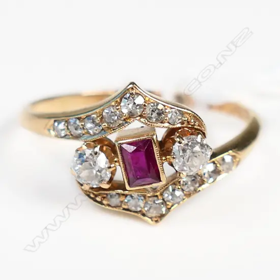 18CT YELLOW GOLD RUBY &  DIAMOND CLUSTER RING 2.94gms