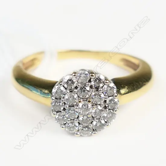 9CT YELLOW GOLD & DIAMOND CLUSTER RING 3.86gms
