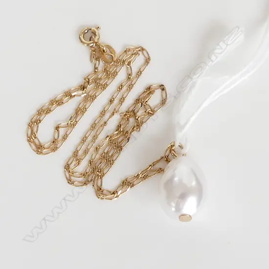 IMITATION PEARL ON 9ct CHAIN, 2.3gm