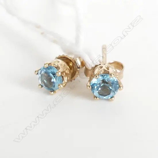 PR 9ct BLUE TOPAZ SET STUDS, 0.8gm