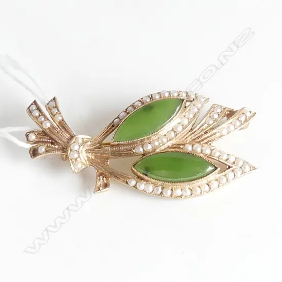 9CT GREENSTONE & SEED PEARL BROOCH 8GMS